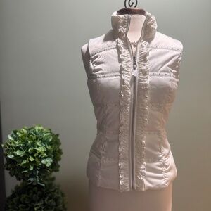 Puffy Off-White Vest XS – Silver Accents & Ruffle Front, Lightweight, Stylish